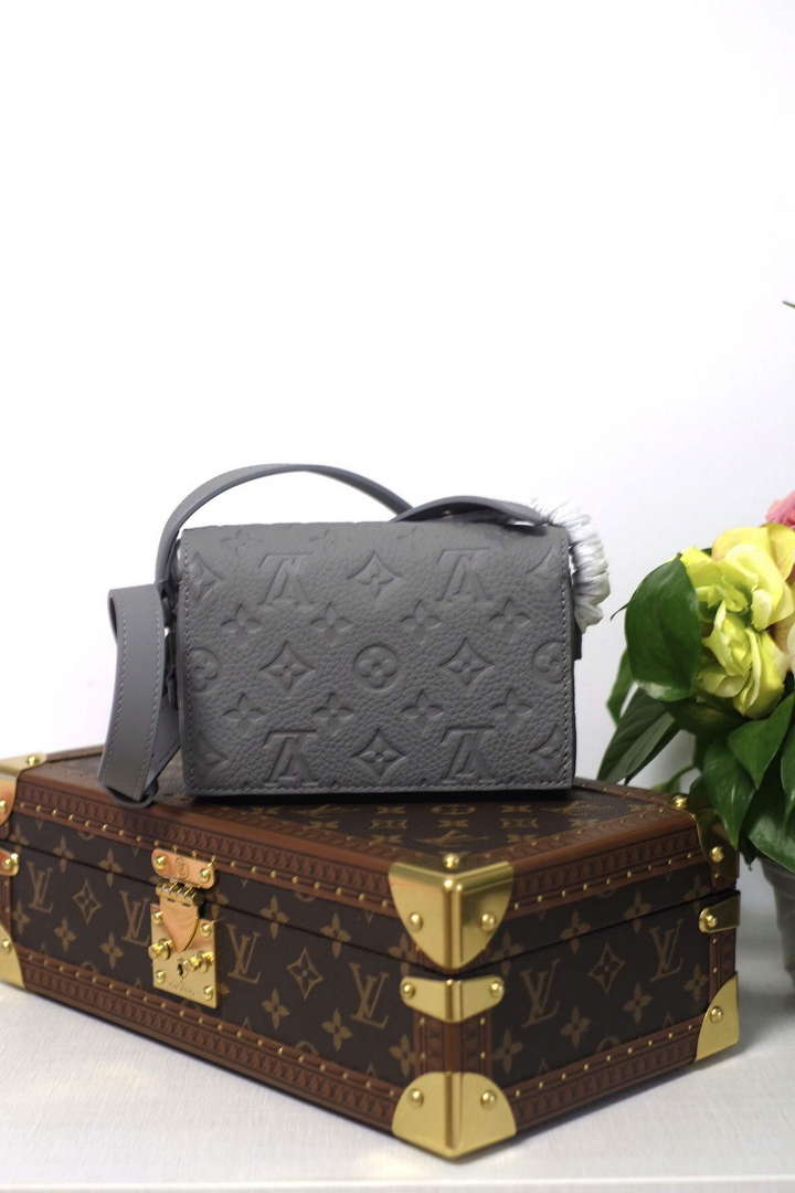 LV M81746 Louis Vuitton Steamer Wearable Wallet Gray leather