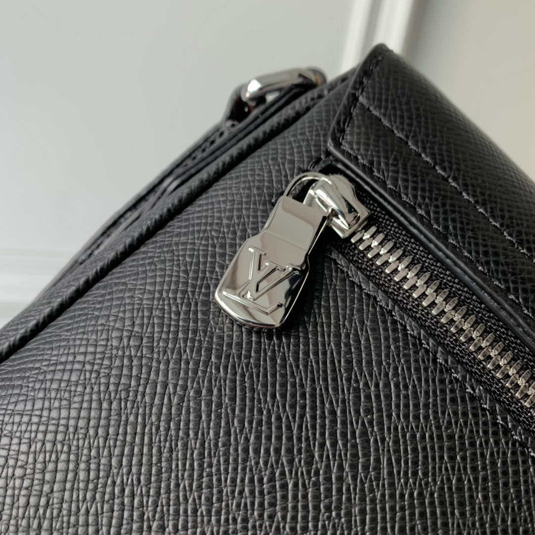 Louis Vuitton M30850 District PM Taiga infini Black