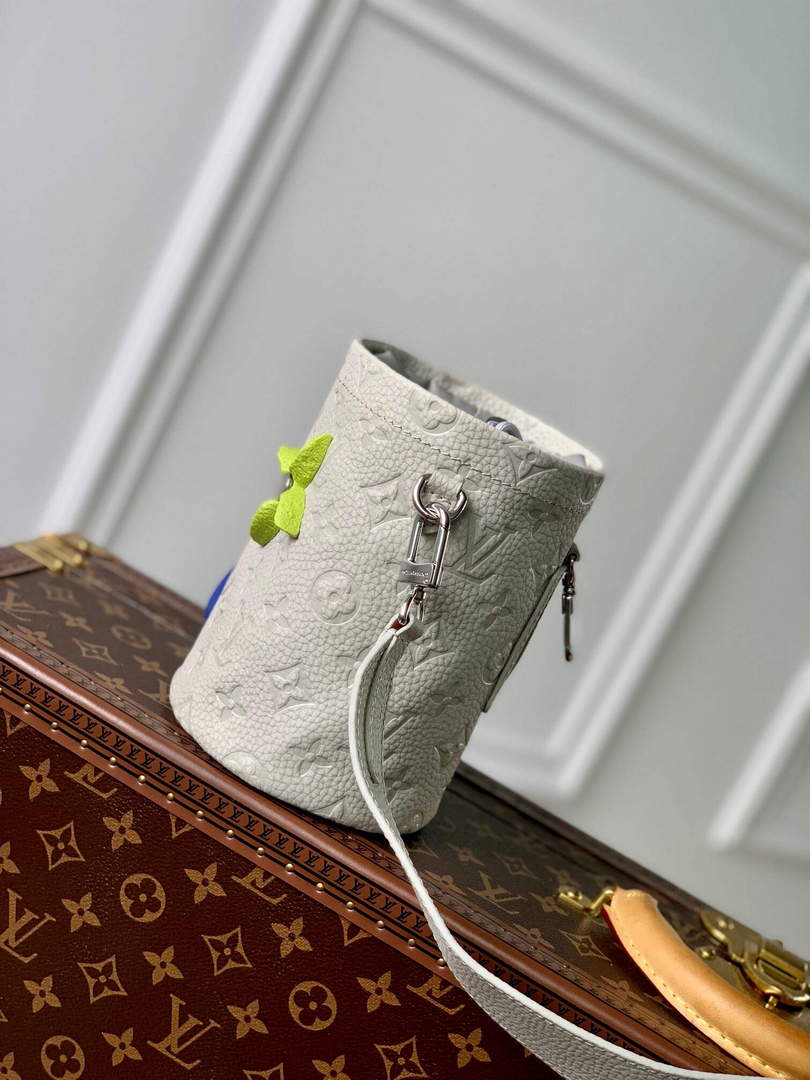 LV M81572 Louis Vuitton Chalk Pouch Bag White