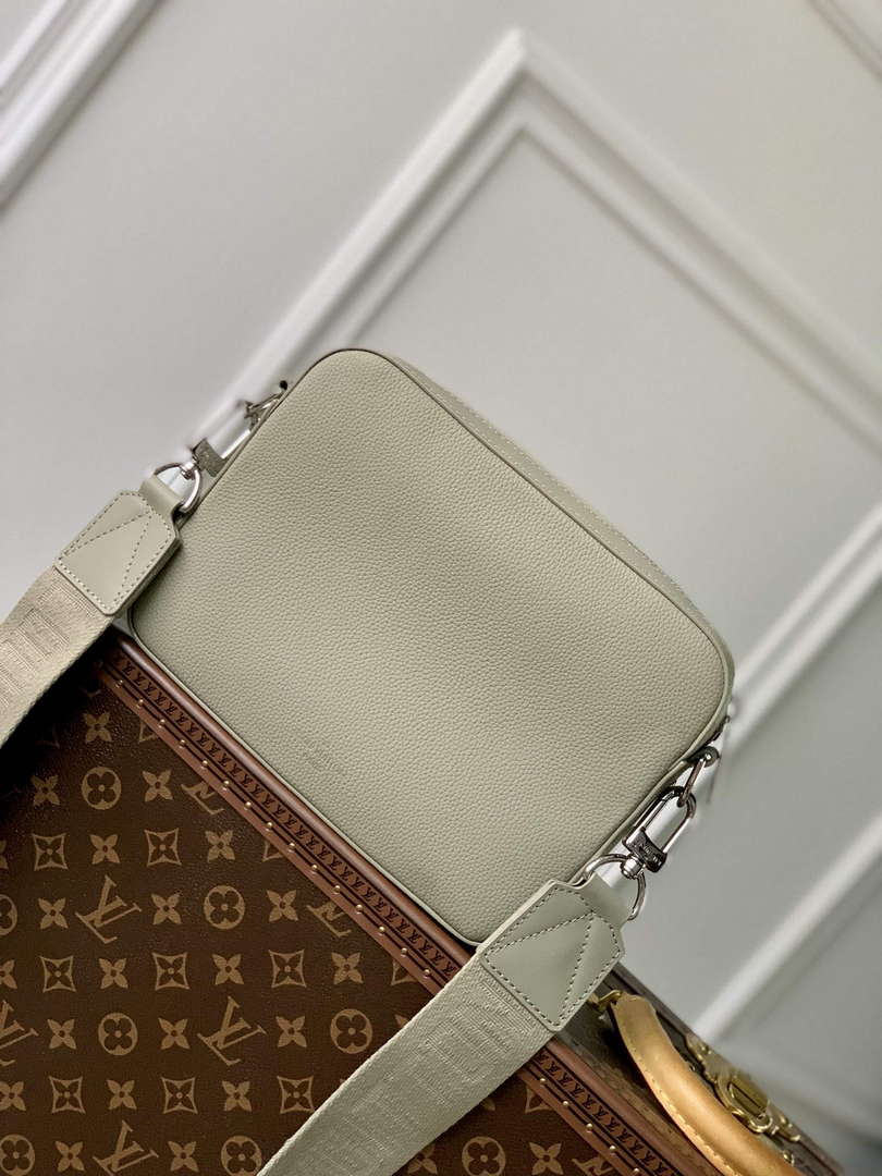 LV M22611 Louis Vuitton Fastline Messenger Gray