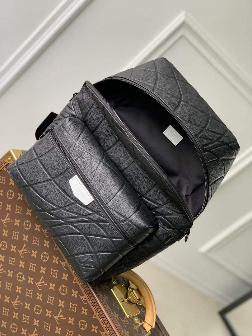 LV M21391 Louis Vuitton Discovery Backpack Black