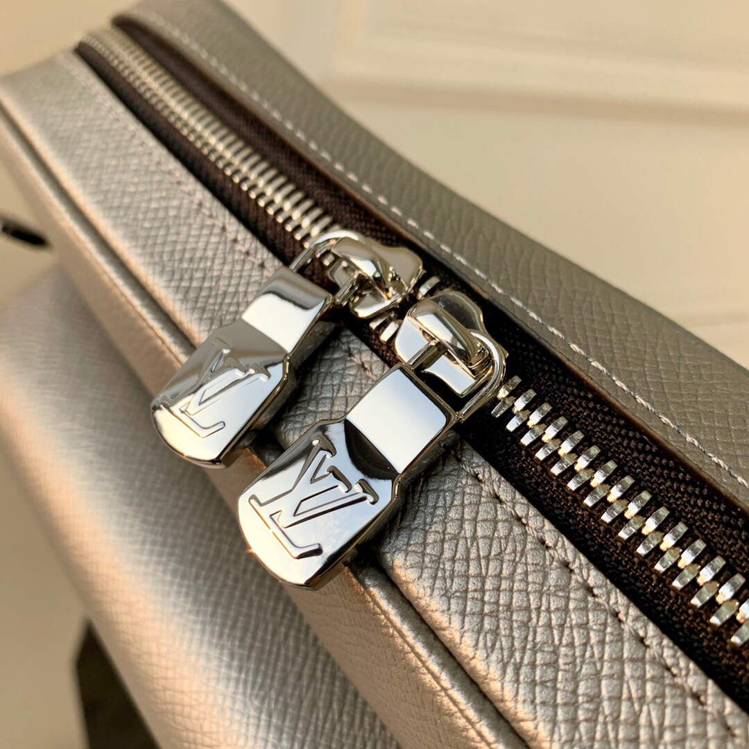 LV M30830 Louis Vuitton Outdoor Messenger Silver