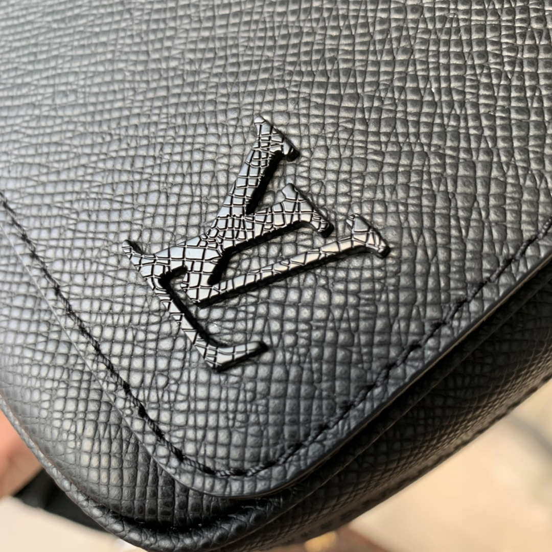 Louis Vuitton M30850 District PM Taiga infini Black