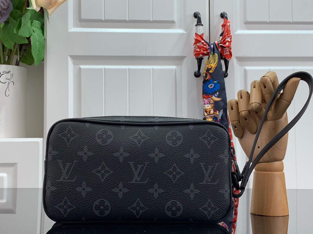 LV M68321 Louis Vuitton Pochette Volga Bag Black