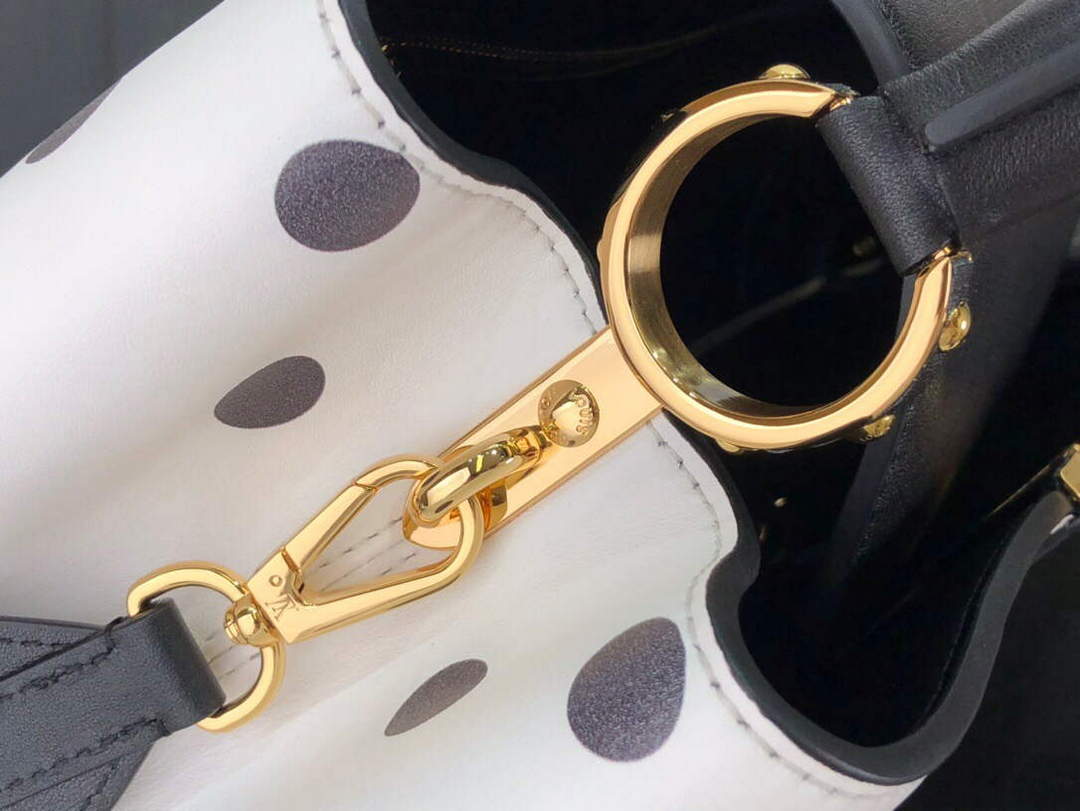 LV M20373 Louis Vuitton Capucines MM Handbag