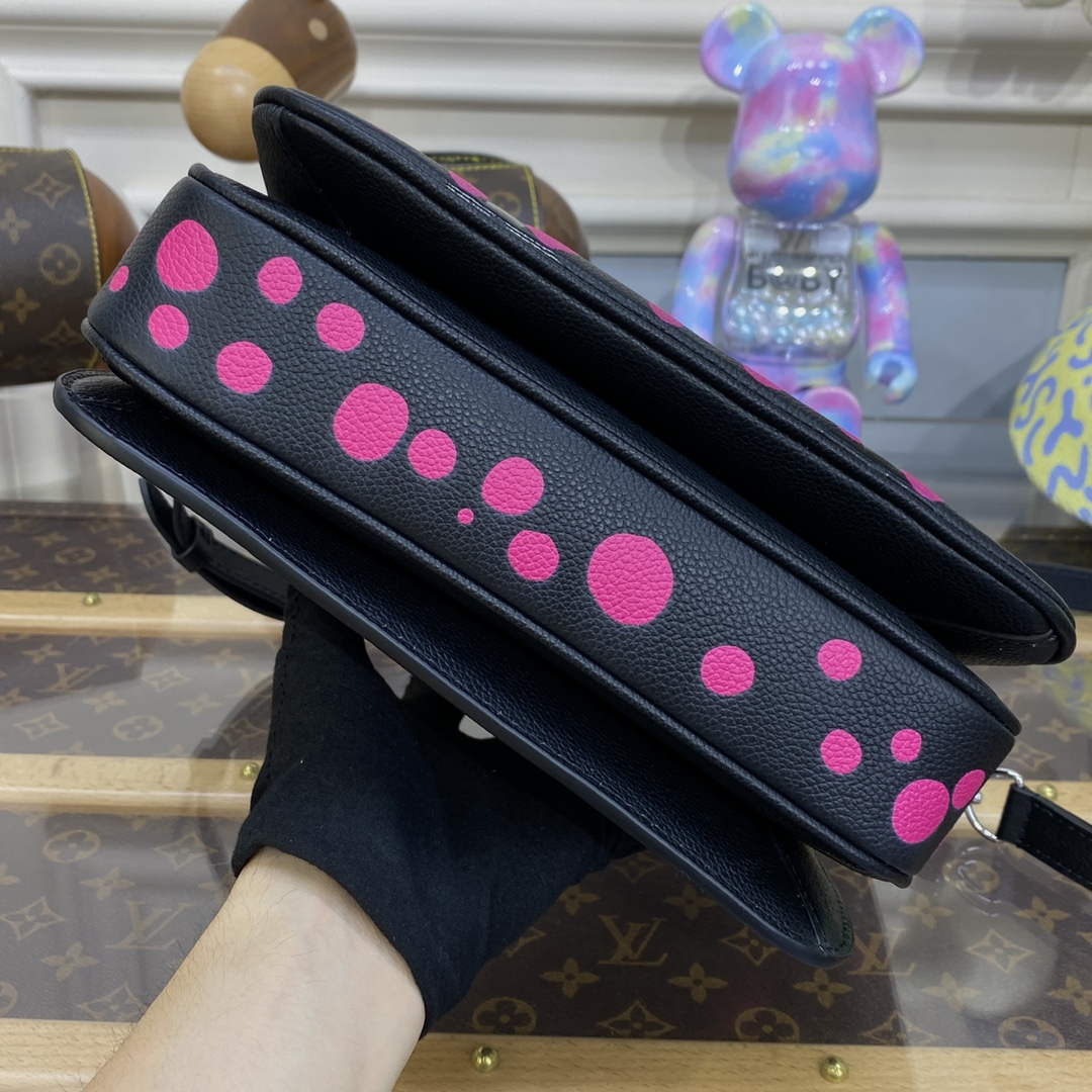 LV M46420 Louis Vuitton LV x YK Pochette M��tis Black/Fuchsia