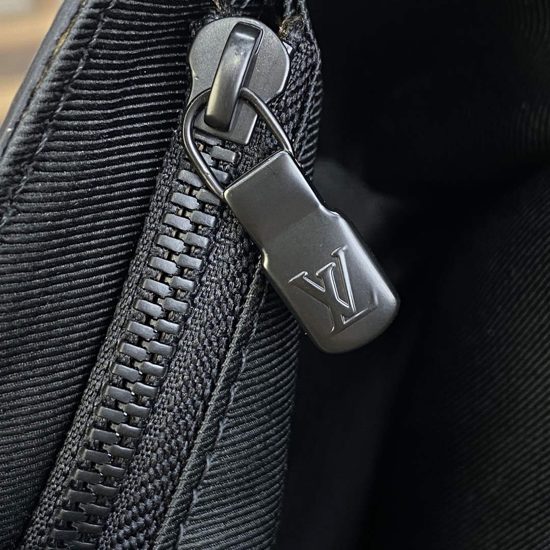 LV M81783 Louis Vuitton Steamer Wearable Wallet Black