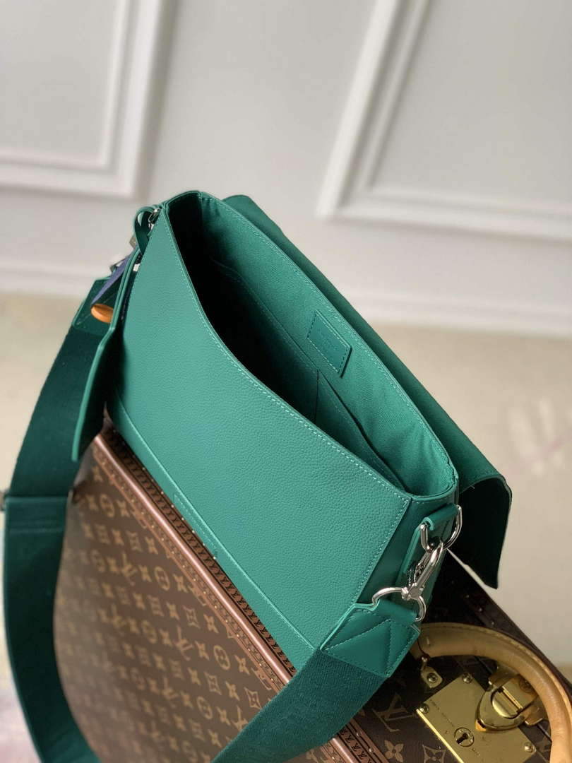 LV M22505 Louis Vuitton Takeoff Messenger Bag Green