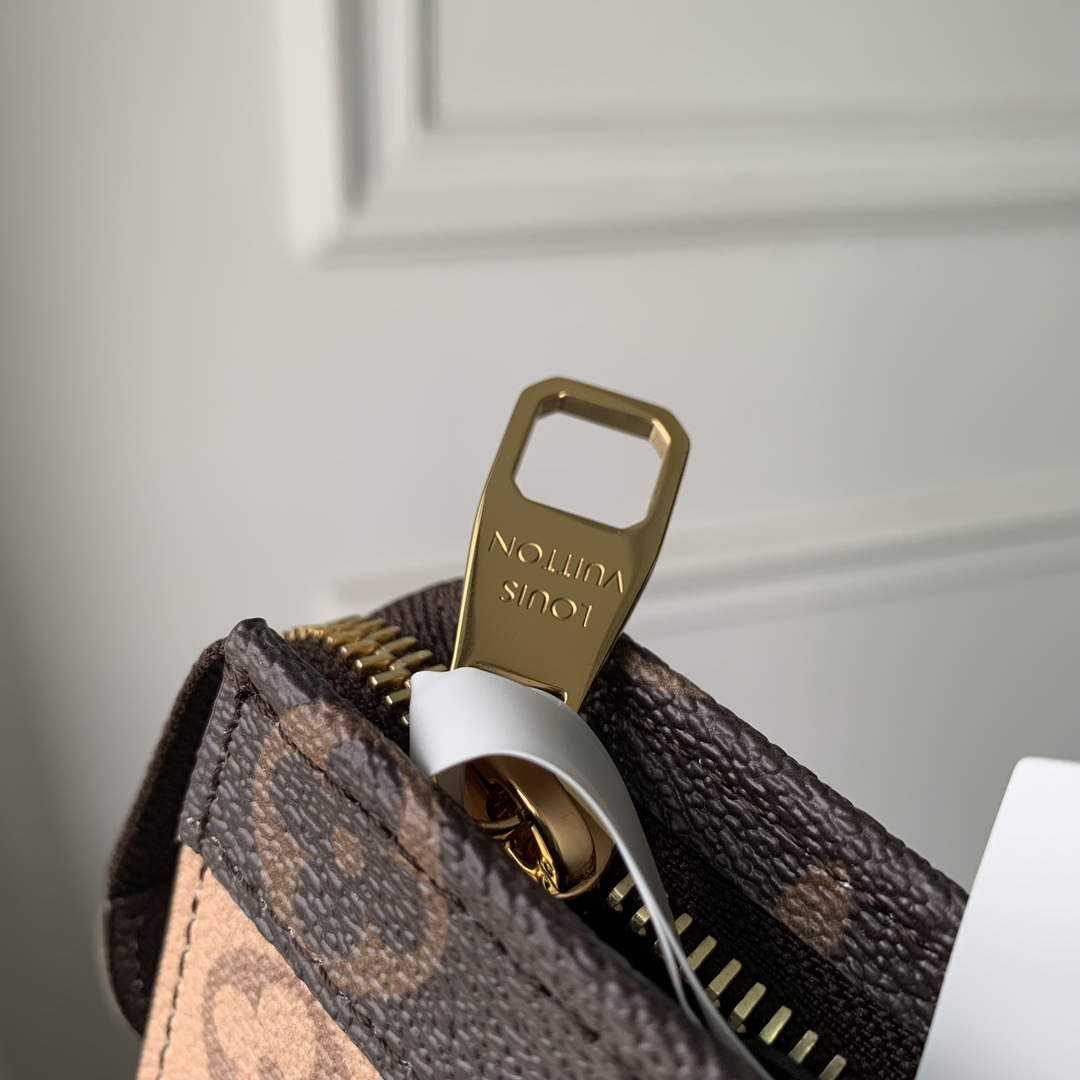 LV M82589 Louis Vuitton Pochette Voyage Brown