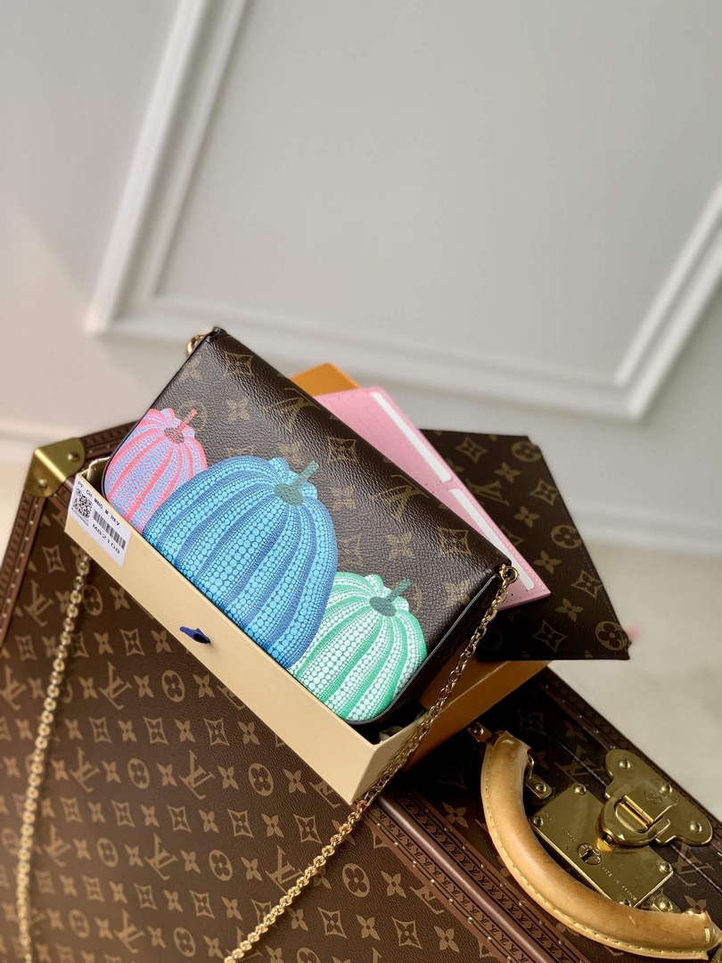 LV M82108 Louis Vuitton LV x YK F��licie Pochette