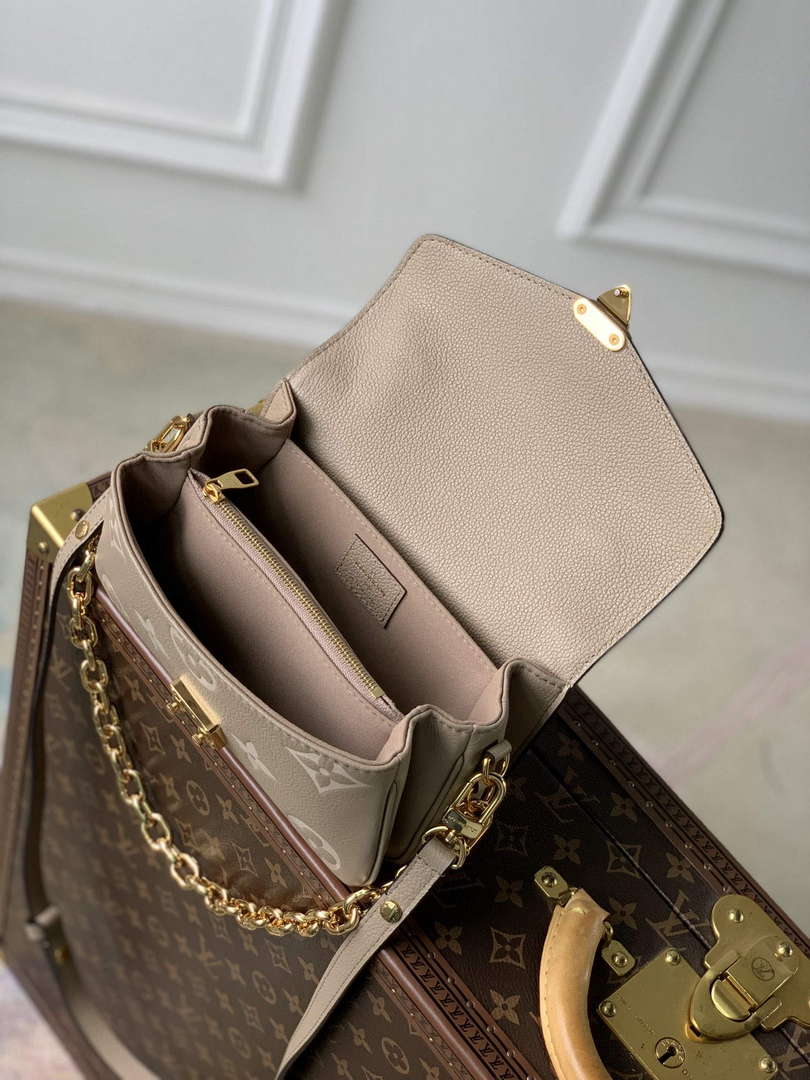 LV M23081 Louis Vuitton Pochette M��tis East West Handbag