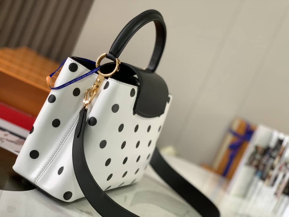 Louis Vuitton Capucines MM Bag M20374 Replica Shoulder Bag