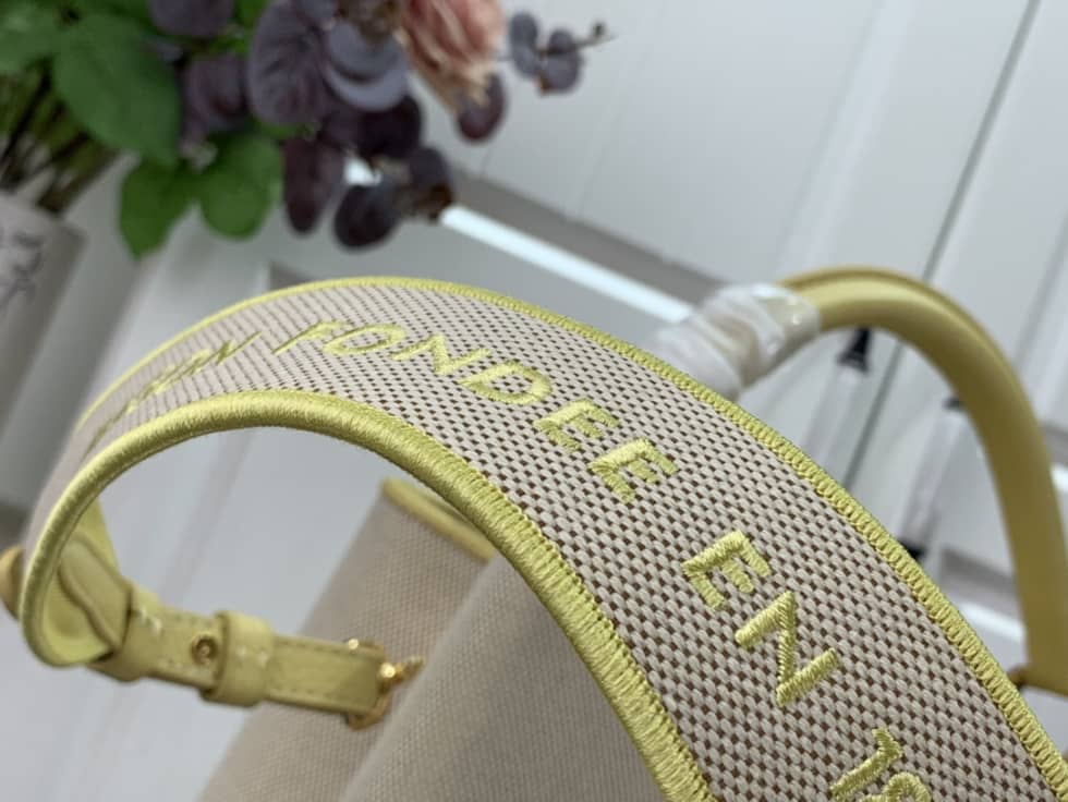 Louis Vuitton Capucines MM Yellow M59872 Replica Shoulder Bag