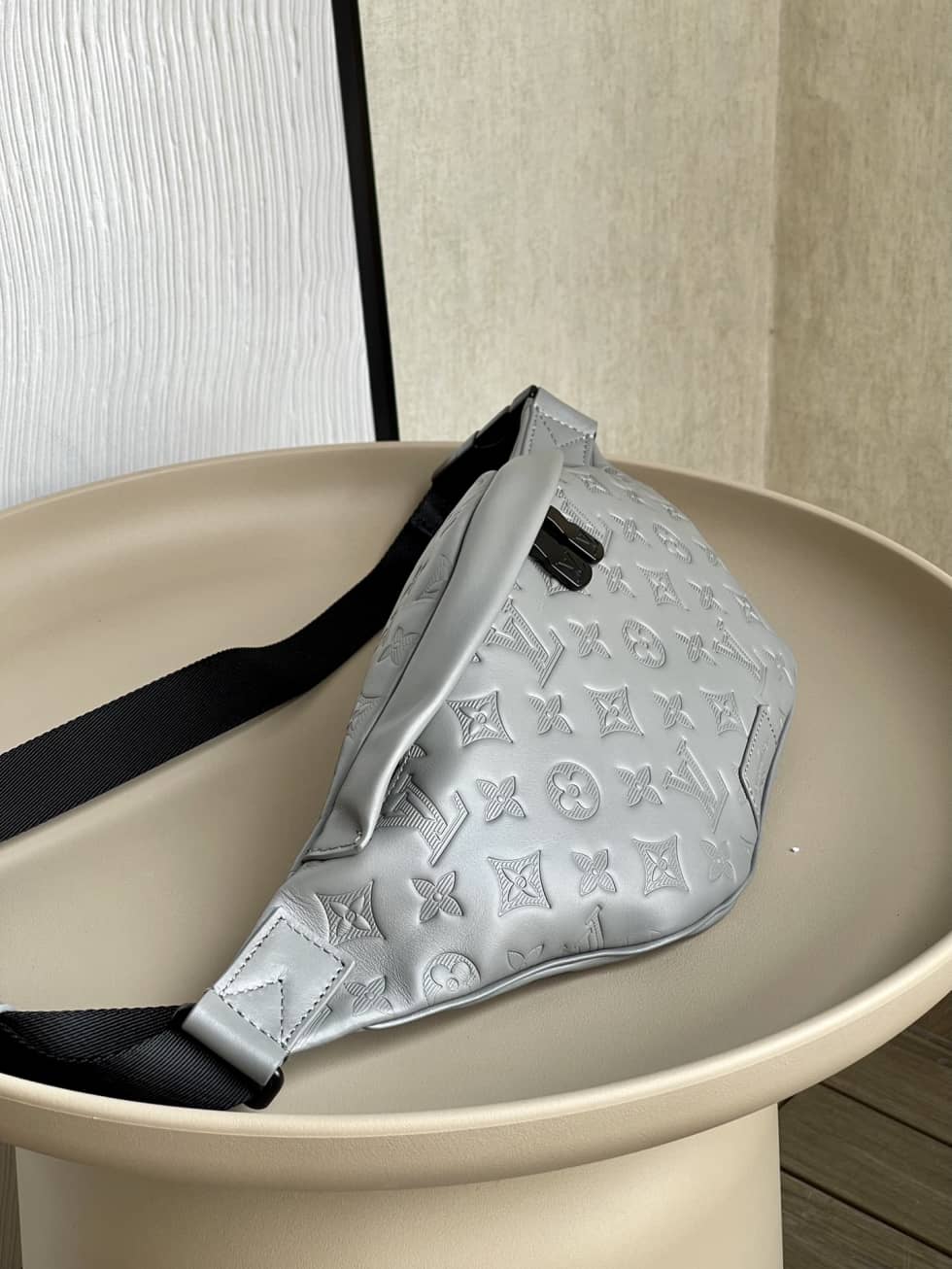 Louis Vuitton Discovery Bumbag Anthracite Gray M46108 Replica Belt Bag