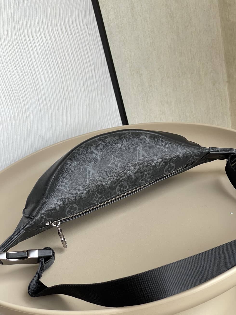 Louis Vuitton Discovery Bumbag Monogram Eclipse Black M46035 Replica Belt Bag