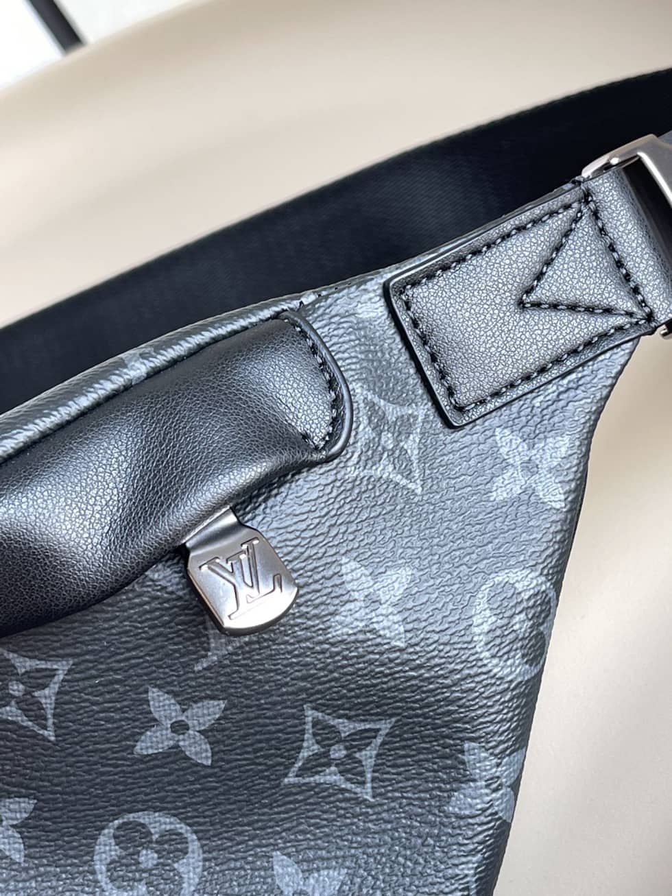 Louis Vuitton Discovery Bumbag Monogram Eclipse Black M46035 Replica Belt Bag