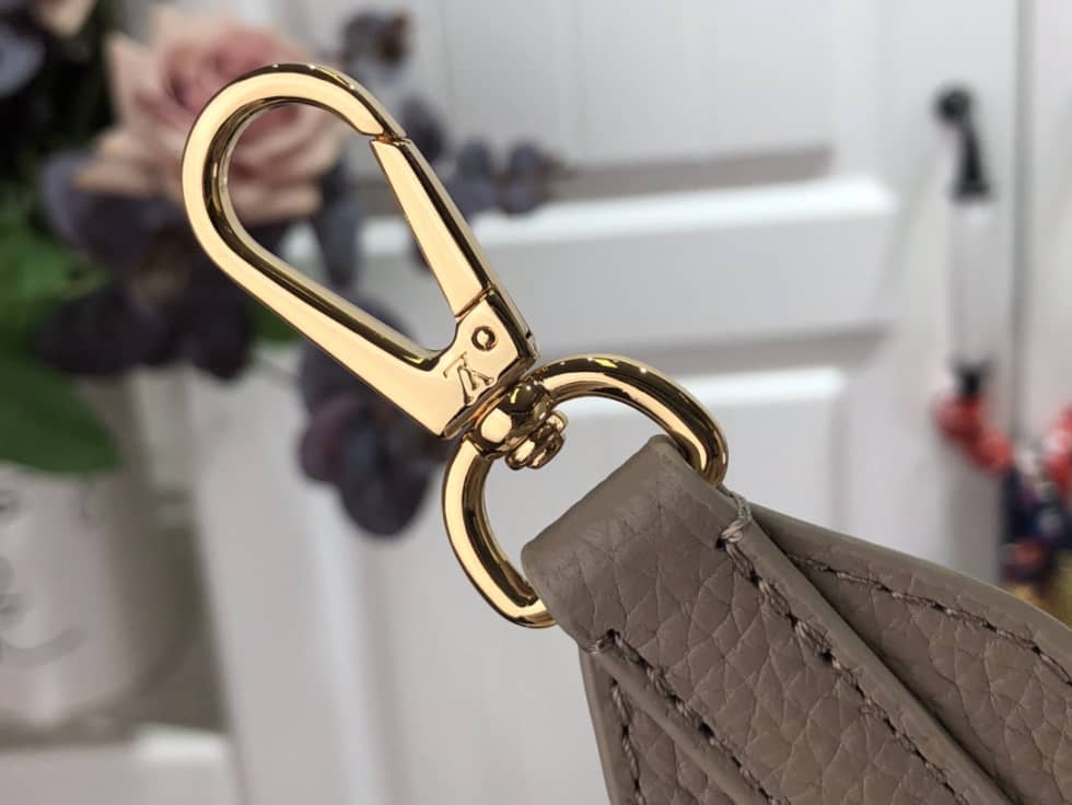 Louis Vuitton Capucines BB Beige M59066 Replica Shoulder Bag