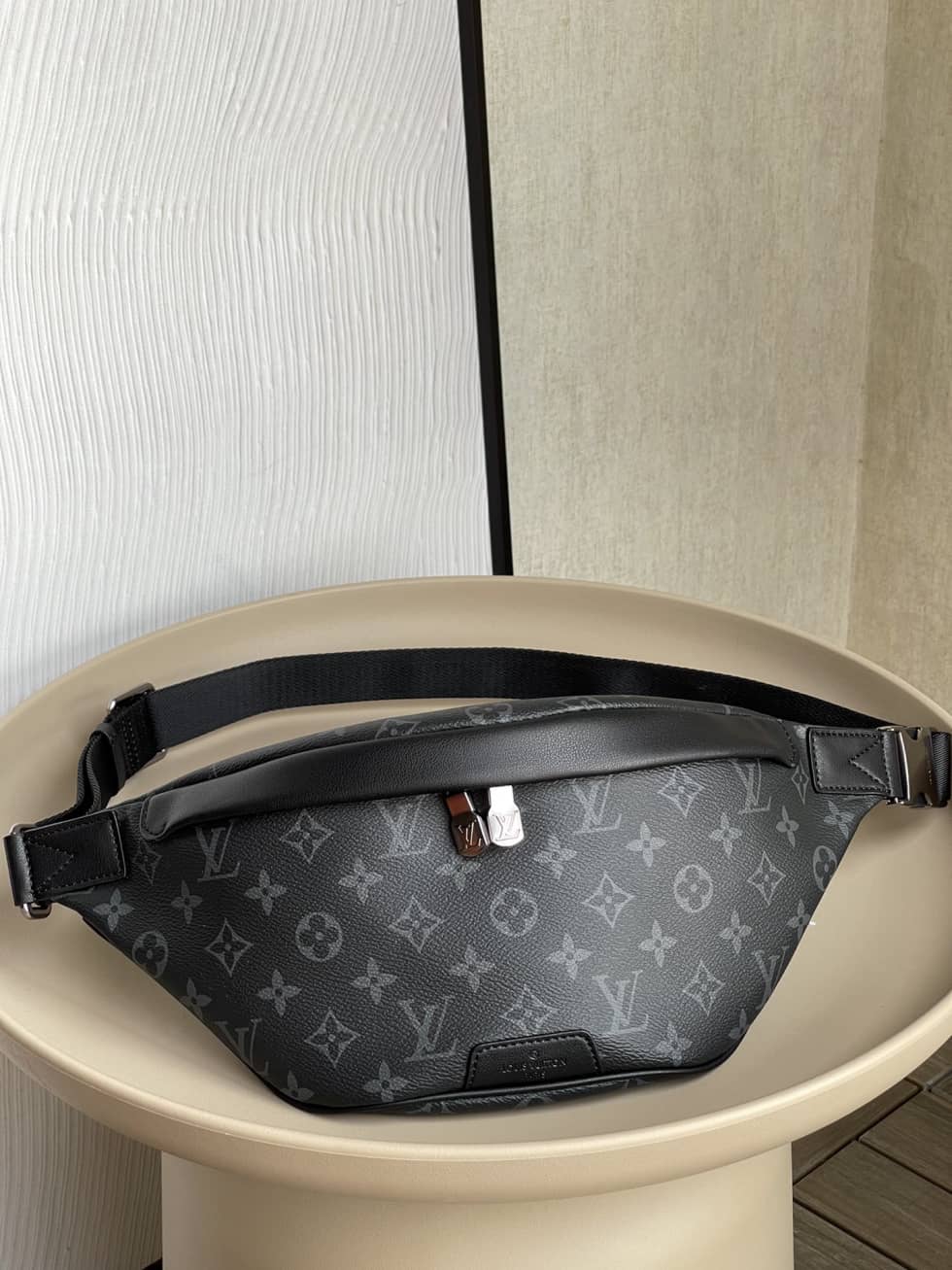 Louis Vuitton Discovery Bumbag Monogram Eclipse Black M46035 Replica Belt Bag