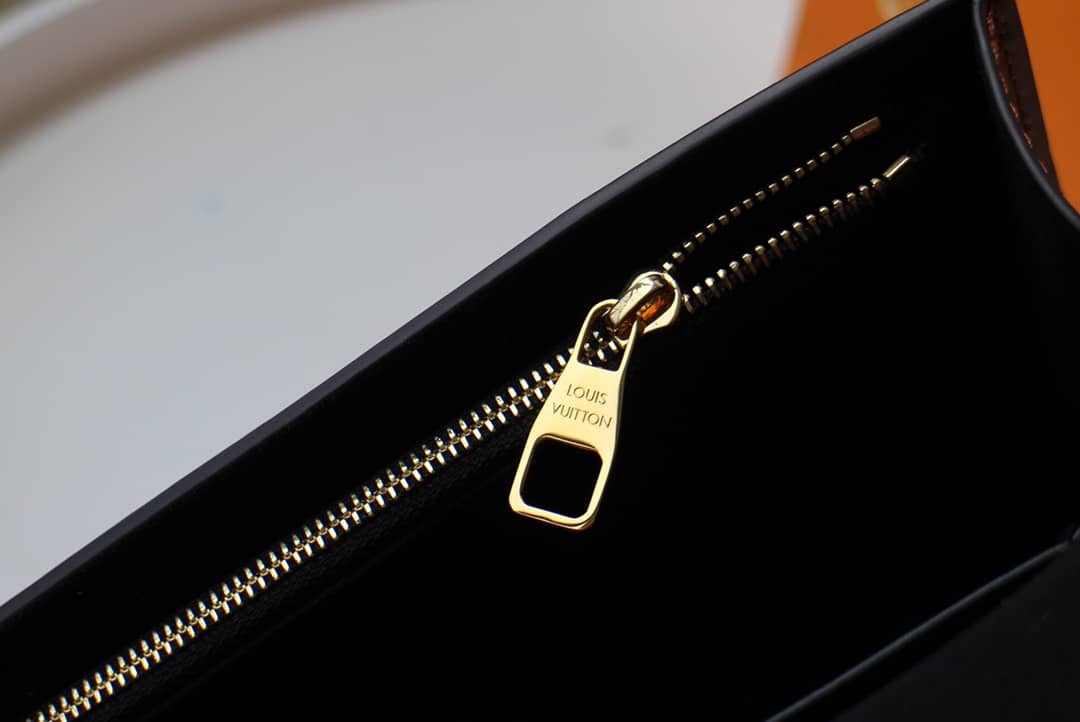 Louis Vuitton Dauphine Chain Wallet Replica Shoulder Bag Brown M68746