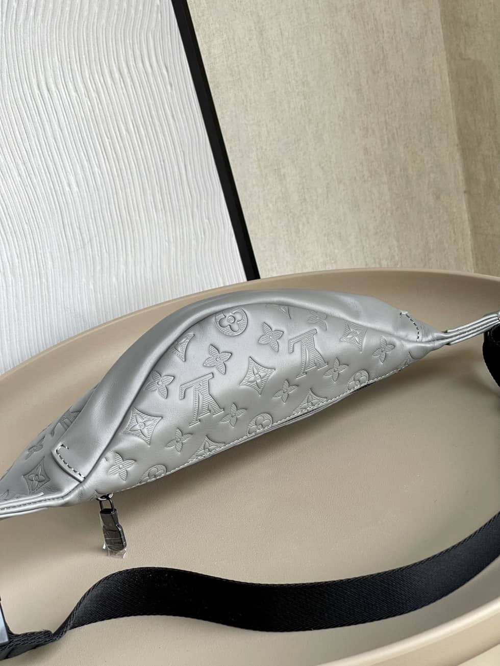 Louis Vuitton Discovery Bumbag Anthracite Gray M46108 Replica Belt Bag