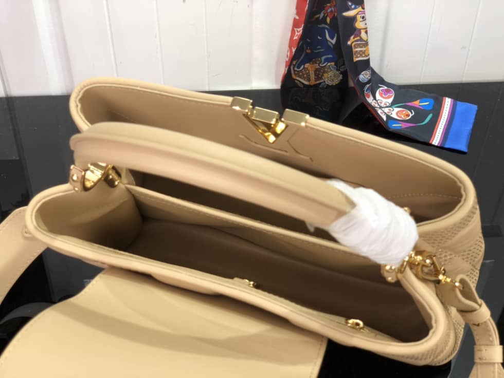 Louis Vuitton Capucines MM Beige M59225 Replica Shoulder Bag