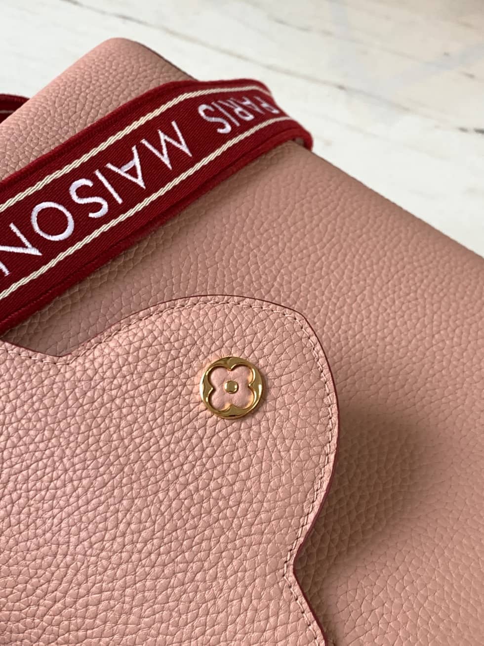 Louis Vuitton Capucines MM Beige And Wine red M58610 Replica Crossbody Bag