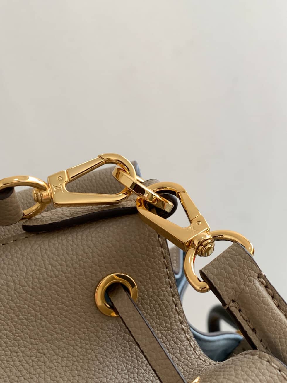 Louis Vuitton Lockme Grained Calf Leather Greige M57688 Replica Bucket Bag