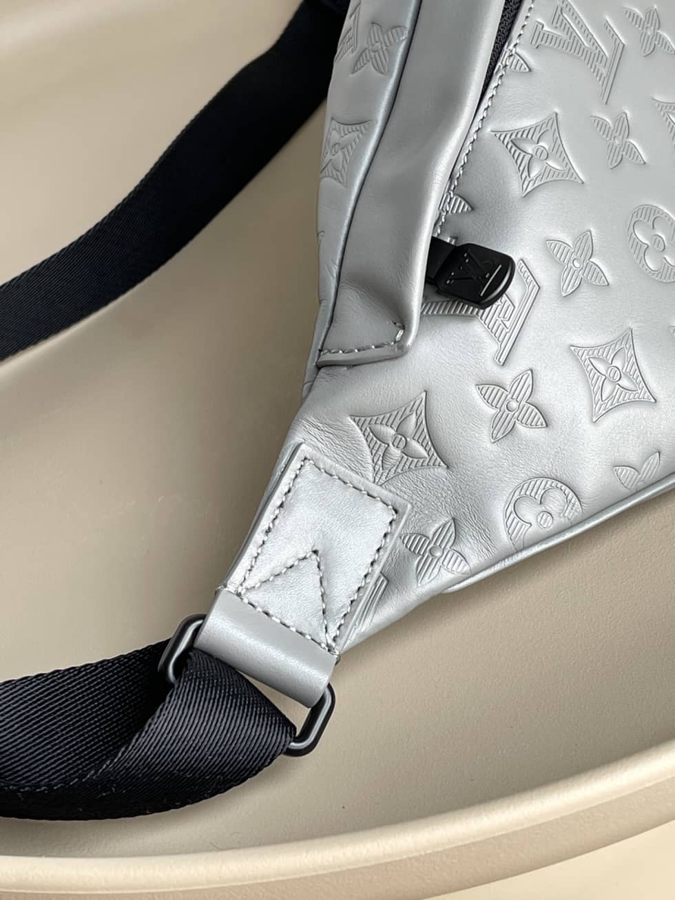 Louis Vuitton Discovery Bumbag Anthracite Gray M46108 Replica Belt Bag