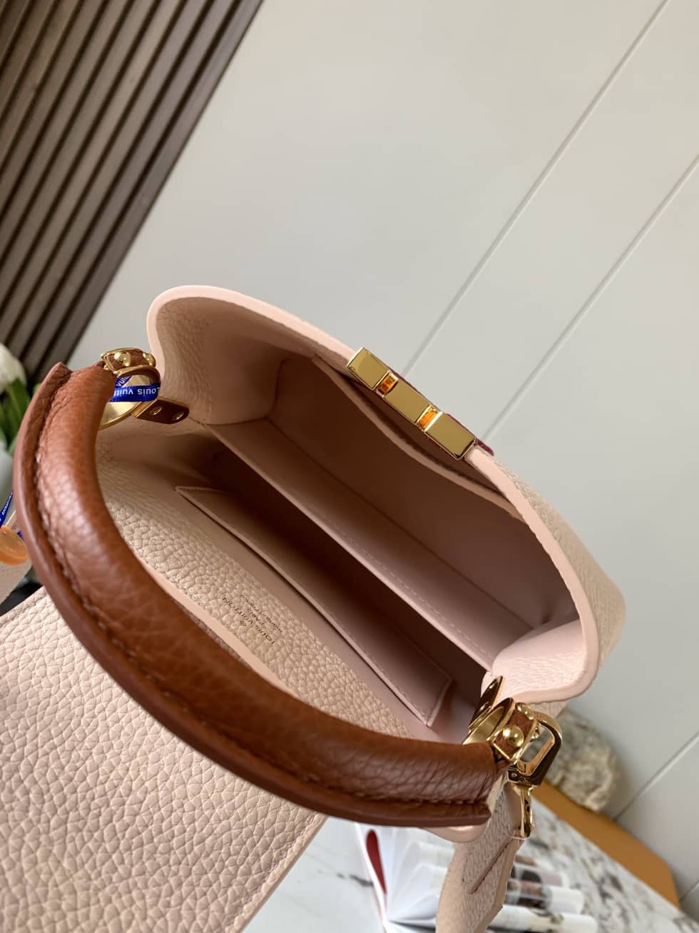 Louis Vuitton Capucines Mini M59253 Replica Crossbody Bag