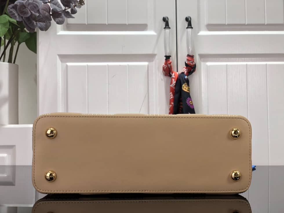Louis Vuitton Capucines MM Beige M59225 Replica Shoulder Bag