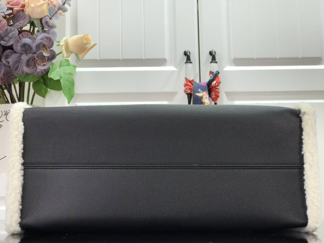 Louis Vuitton Onthego GM Leather Shearling Bag Black Replica M56958