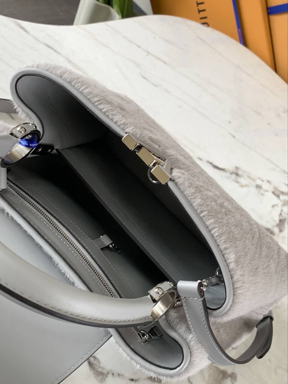 Louis Vuitton Capucines MM 2way Hand Magnolia M42258 Replica Crossbody Bag