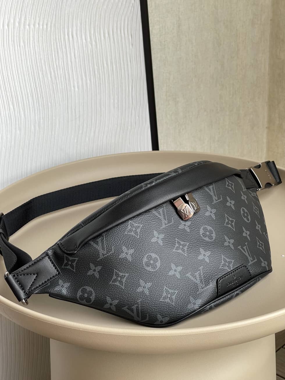 Louis Vuitton Discovery Bumbag Monogram Eclipse Black M46035 Replica Belt Bag