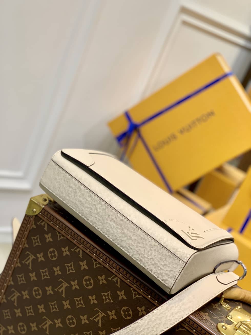 Louis Vuitton New Flap Taiga Noir M30807 Replica Messenger Bag