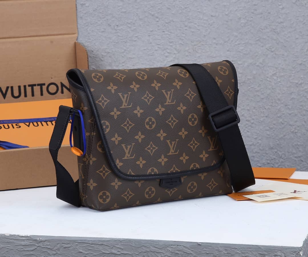 Louis Vuitton Monogram Magnetic Messenger Bag Replica M45557