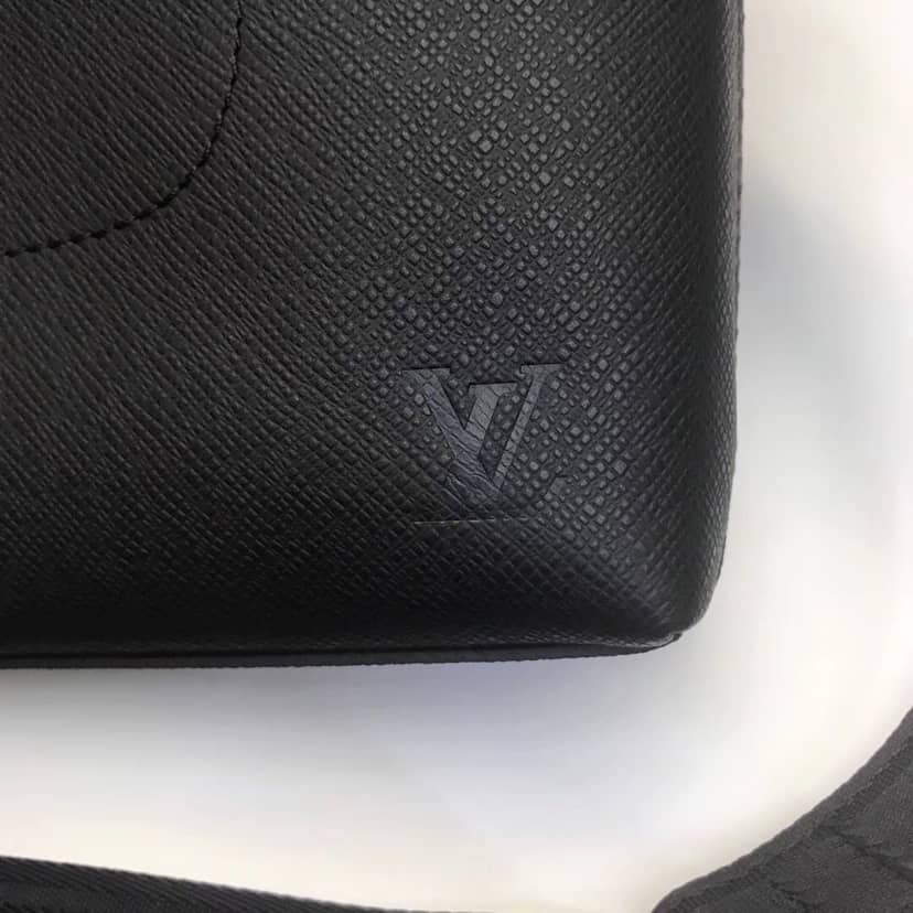 Louis Vuitton Taiga Grigori MM Messenger Bag Replica Black M30206