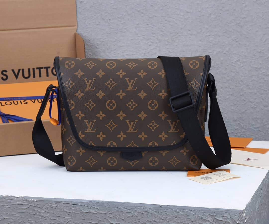 Louis Vuitton Monogram Magnetic Messenger Bag Replica M45557