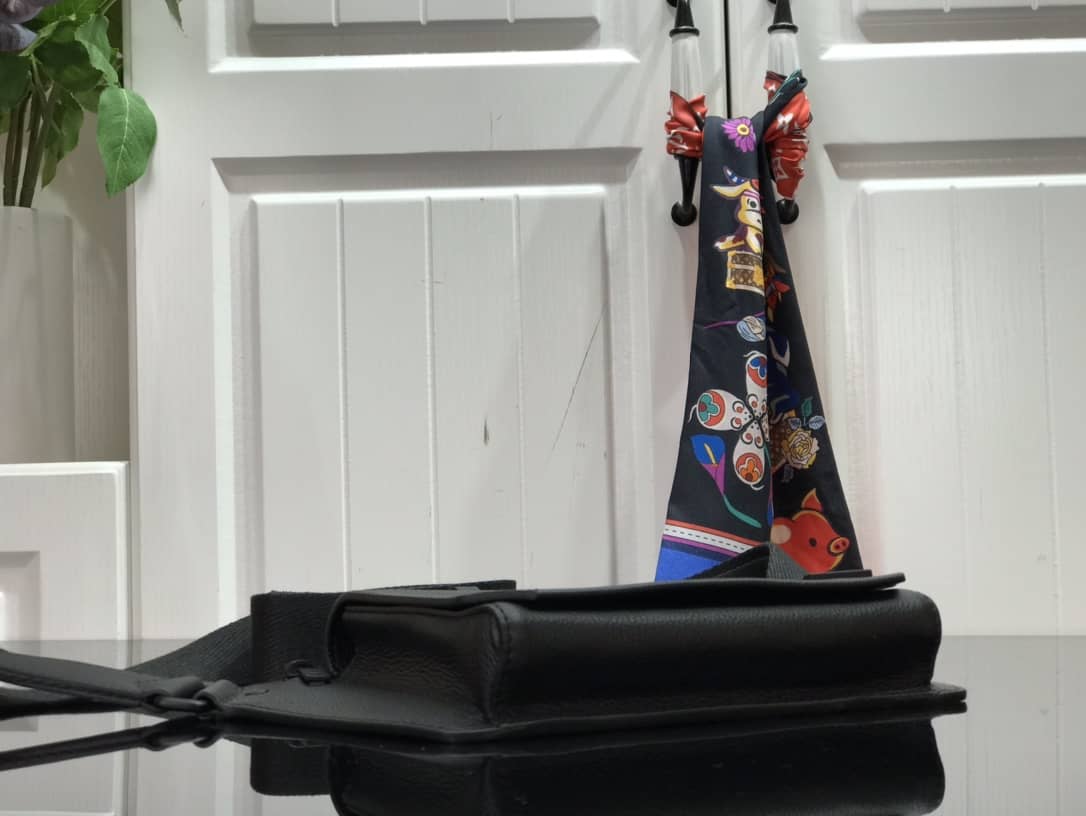 Louis Vuitton Aerogram Slingbag Replica Black M57081