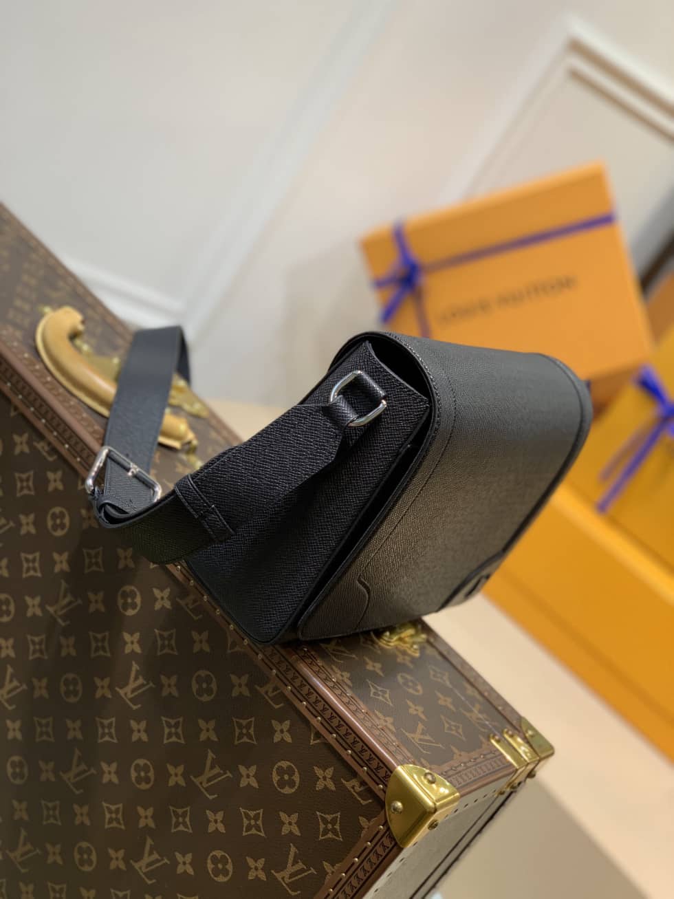 Louis Vuitton New Flap Taiga Noir M30807 Replica Messenger Bag