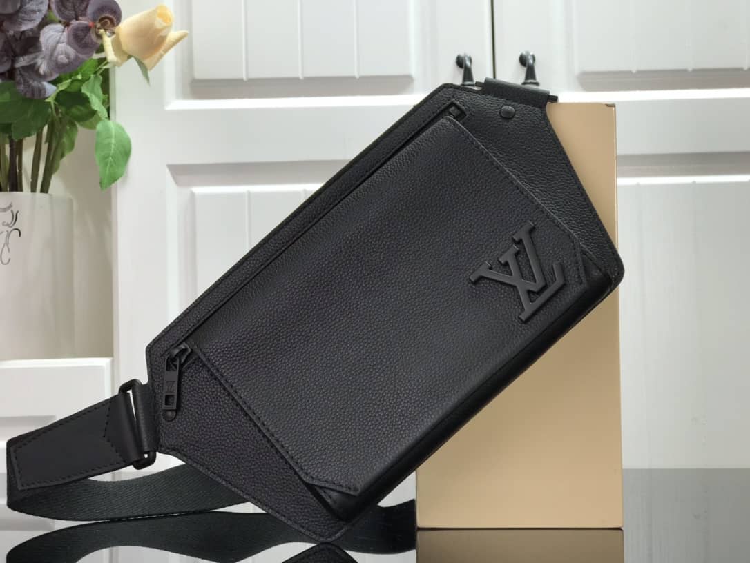 Louis Vuitton Aerogram Slingbag Replica Black M57081