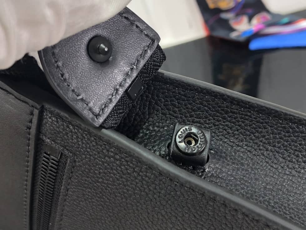 Louis Vuitton Aerogramme Messenger Voyage M59329 Replica