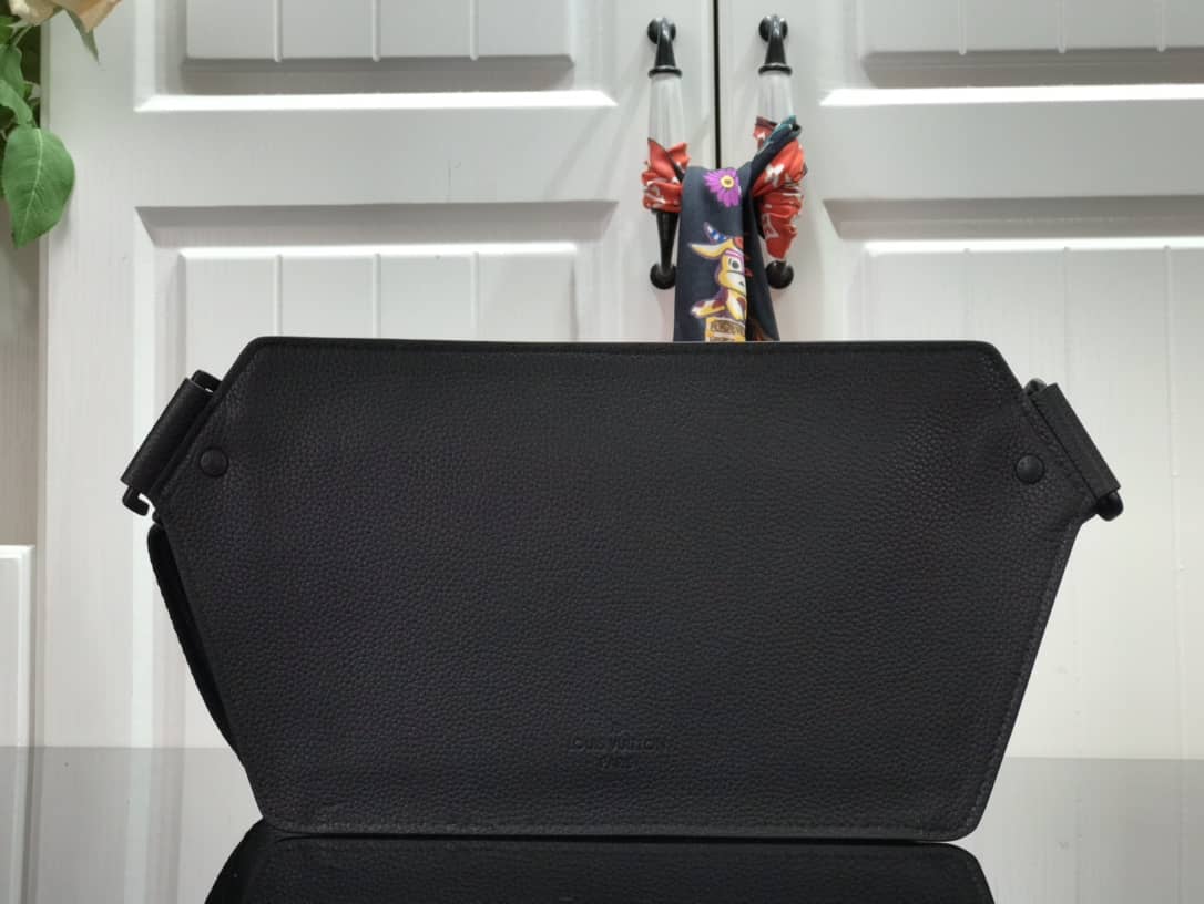 Louis Vuitton Aerogram Slingbag Replica Black M57081