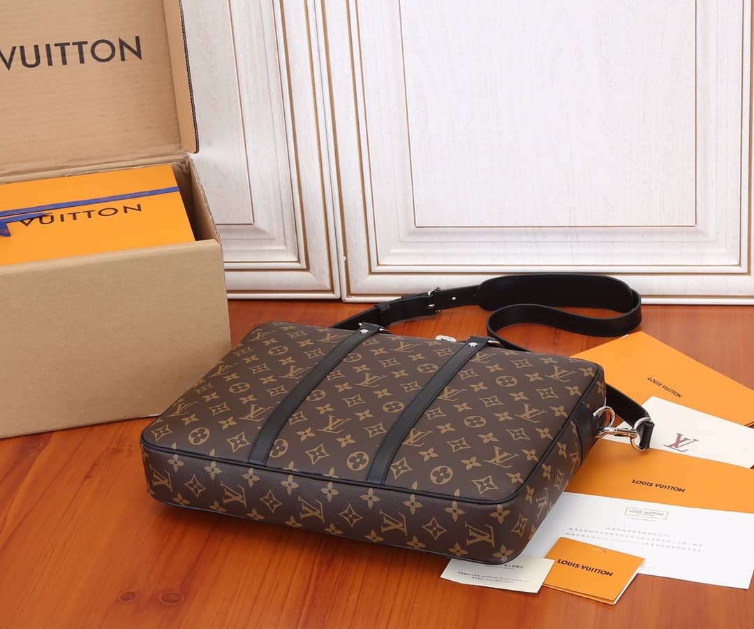 Louis Vuitton Porte Documents Voyage PM Replica M52005