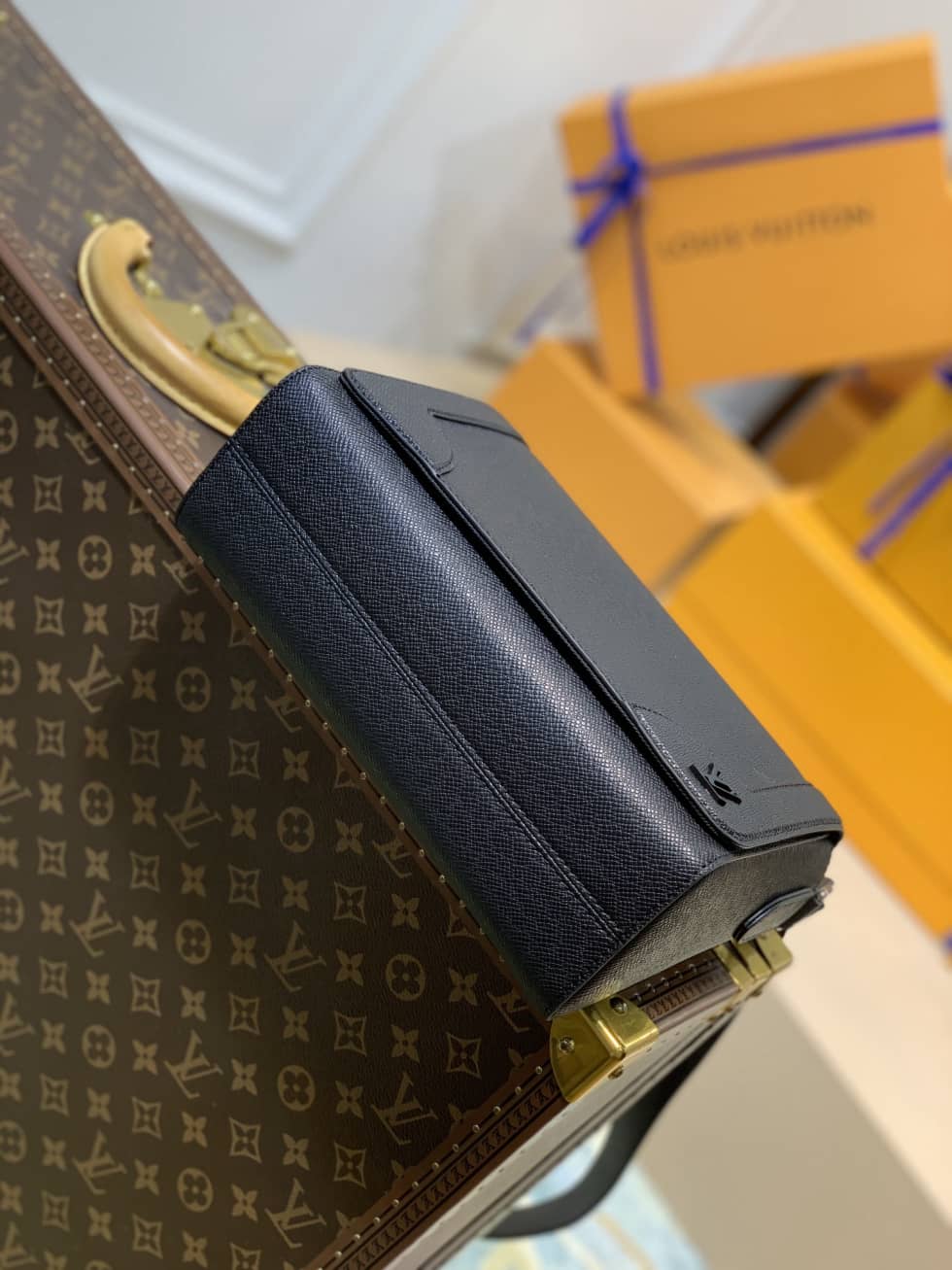 Louis Vuitton New Flap Taiga Noir M30807 Replica Messenger Bag