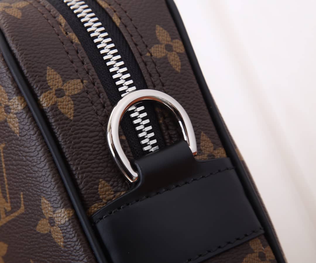 Louis Vuitton Porte Documents Voyage PM Replica M52005