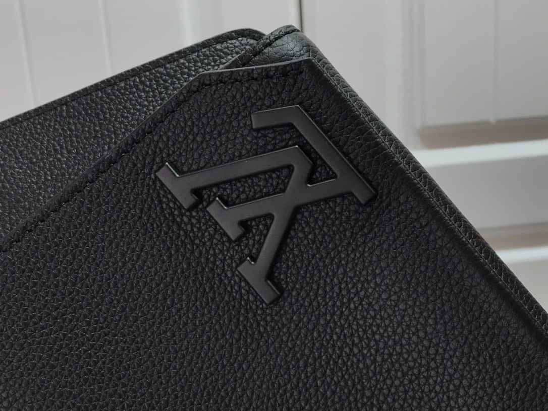 Louis Vuitton Aerogram Slingbag Replica Black M57081