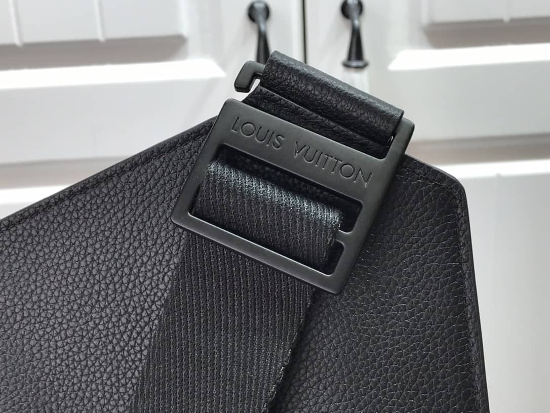 Louis Vuitton Aerogram Slingbag Replica Black M57081