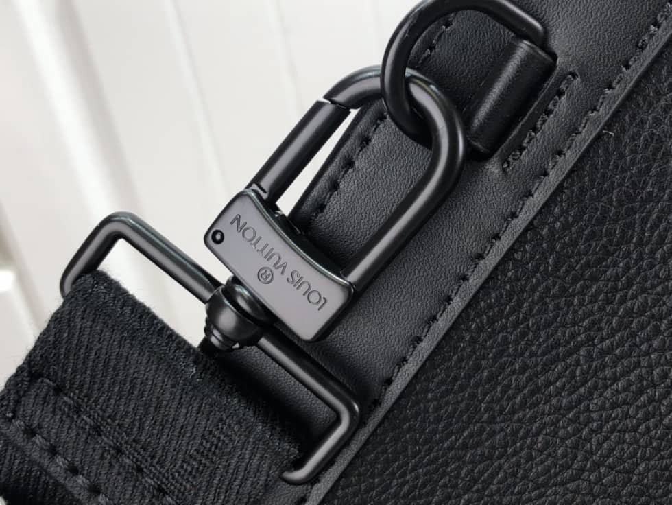 Louis Vuitton Aerogramme Messenger Voyage M59329 Replica