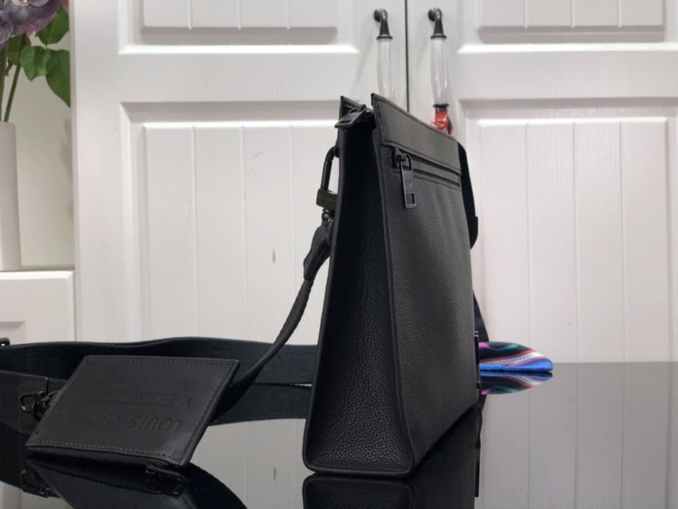 Louis Vuitton Aerogramme Messenger Voyage M59329 Replica