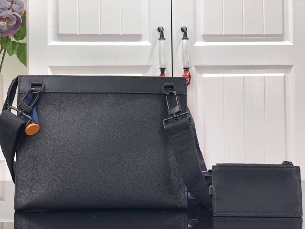 Louis Vuitton Aerogramme Messenger Voyage M59329 Replica